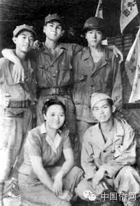 1942年5月,，菲律賓華僑抗日游擊支隊(簡稱華支)成立,。華支轉(zhuǎn)戰(zhàn)菲律賓14個省與日軍戰(zhàn)斗，斃敵2020人,。圖為華支第一位女隊員林美玉(前排左一)和戰(zhàn)友們合影留念,。