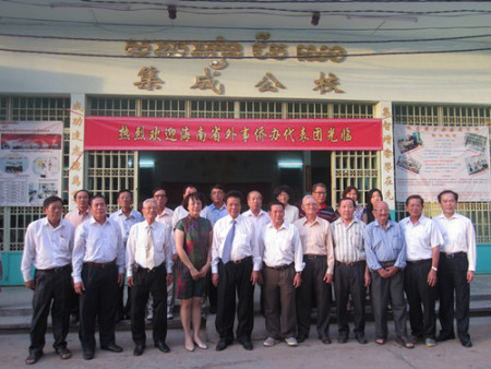 海南省外事僑務(wù)辦公室代表團(tuán)與柬埔寨集成學(xué)校及柬埔寨海南同鄉(xiāng)會代表合影,。 海南省外事僑務(wù)辦公室代表團(tuán)與柬埔寨集成學(xué)校及柬埔寨海南同鄉(xiāng)會代表合影。