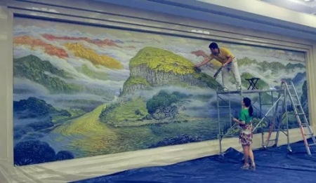 畫家許世虎創(chuàng)作油畫作品《碧水青山》,。 <a target='_blank' >中新社</a>記者 周毅 攝 畫家許世虎創(chuàng)作油畫作品《碧水青山》。 <a target='_blank' >中新社</a>記者 周毅 攝
