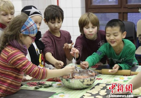 天文館旁小學(xué)的孩子們在“中文之夜”包餃子,。中國駐德使館教育處供 天文館旁小學(xué)的孩子們在“中文之夜”包餃子,。中國駐德使館教育處供