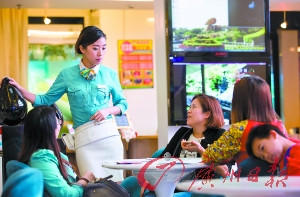 市民咨詢。廣州日報記者莊小龍 攝 市民咨詢,。廣州日報記者莊小龍 攝