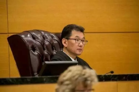布魯克林最高法院主審法官Danny K.Chun審理梁彼得案,。 布魯克林最高法院主審法官Danny K.Chun審理梁彼得案,。