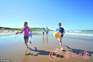 孩子們在海島上嬉戲,。 孩子們在海島上嬉戲,。