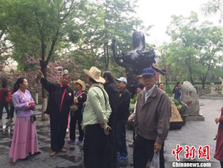 27日,，來(lái)自泰國(guó)的17名移民后裔不遠(yuǎn)萬(wàn)里齊聚山西洪洞大槐樹尋根祭祖?！⊥蹶?攝