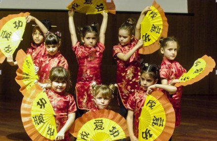 西英雙語學(xué)校幼兒園的小朋友們表演中國功夫