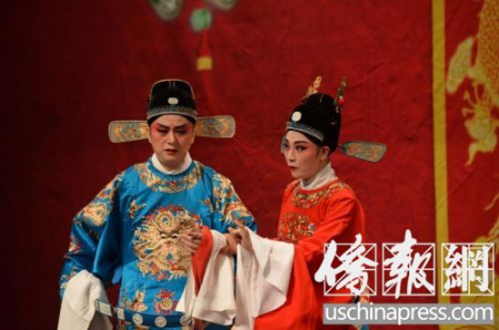 《女駙馬》選段,。蔣建國(左)飾演馮益民,何云(右)飾演馮素珍(美國《僑報(bào)》/張苗 攝) 《女駙馬》選段。蔣建國(左)飾演馮益民,,何云(右)飾演馮素珍(美國《僑報(bào)》/張苗 攝)
