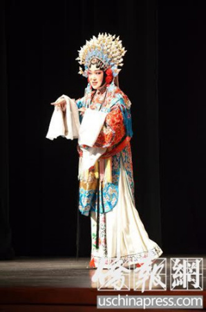 《女駙馬》選段,吳亞玲飾演公主(美國《僑報(bào)》/張苗 攝) 《女駙馬》選段,,吳亞玲飾演公主(美國《僑報(bào)》/張苗 攝)