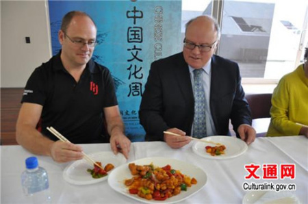 嘉賓對茶道原理興致濃郁 嘉賓對茶道原理興致濃郁