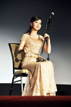 國家一級二胡演奏家張音悅協(xié)同朋友帶來中國傳統(tǒng)民樂演奏會(美國《僑報》/何心怡 攝) 國家一級二胡演奏家張音悅協(xié)同朋友帶來中國傳統(tǒng)民樂演奏會(美國《僑報》/何心怡 攝)