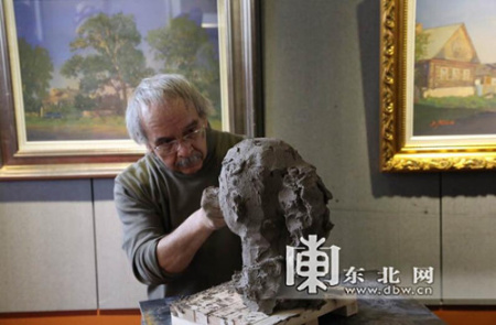 在哈爾濱國際油畫交易中心,,俄羅斯雕塑家在創(chuàng)作 在哈爾濱國際油畫交易中心,,俄羅斯雕塑家在創(chuàng)作