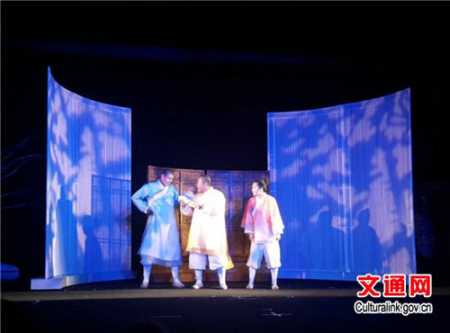 《三個(gè)和尚》演出進(jìn)行中(閆建武 攝) 《三個(gè)和尚》演出進(jìn)行中(閆建武 攝)