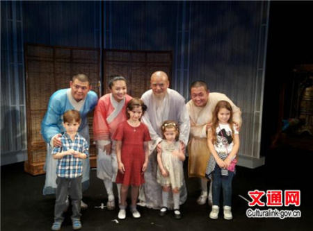 《三個(gè)和尚》演出結(jié)束后觀眾爭(zhēng)相上臺(tái)與演員合影(閆建武 攝) 《三個(gè)和尚》演出結(jié)束后觀眾爭(zhēng)相上臺(tái)與演員合影(閆建武 攝)