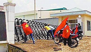 2014年5月,,越南南部平陽省發(fā)生大規(guī)模暴力事件,,騷亂分子焚毀了至少16家中資(含臺資)工廠,。圖片來自網(wǎng)絡 2014年5月,,越南南部平陽省發(fā)生大規(guī)模暴力事件,,騷亂分子焚毀了至少16家中資(含臺資)工廠,。圖片來自網(wǎng)絡