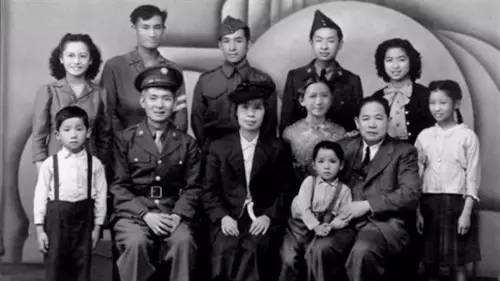 1946年，黃光大與妻子,、妻弟和九個孩子,。