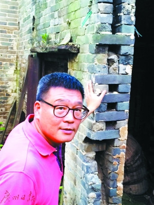 這是一棟古民居破損的墻壁:墻壁是雙磚墻,中間留空,,采取這種設(shè)計(jì),,使民居通風(fēng),冬暖夏涼,,不易透水,。 這是一棟古民居破損的墻壁:墻壁是雙磚墻,,中間留空,,采取這種設(shè)計(jì),,使民居通風(fēng),冬暖夏涼,,不易透水,。