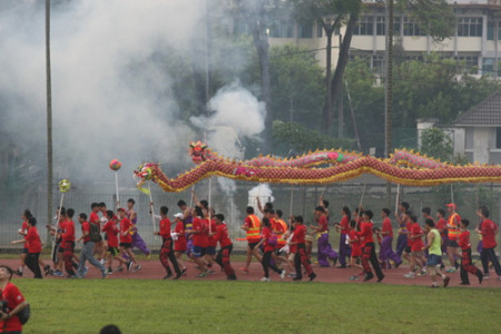  火炬?zhèn)餍脚c地區(qū)文化結(jié)合同行,，傳遞文化扎根,，放眼世界精神，薪火代代相傳（馬來(lái)西亞《南洋商報(bào)》）