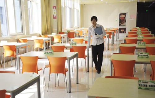 每天開餐前,,沈陶都要親自查看餐廳衛(wèi)生。 每天開餐前,沈陶都要親自查看餐廳衛(wèi)生,。
