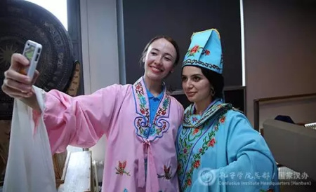 孔子學(xué)院總部文化體驗(yàn)——戲曲服飾 孔子學(xué)院總部文化體驗(yàn)——戲曲服飾