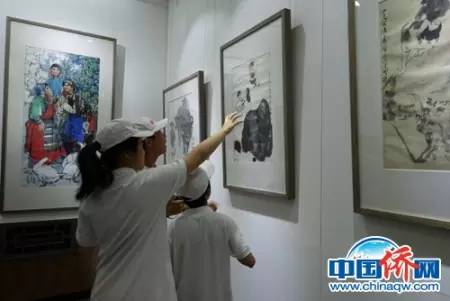 小記者們參觀中國(guó)傳統(tǒng)字畫(huà) 小記者們參觀中國(guó)傳統(tǒng)字畫(huà)