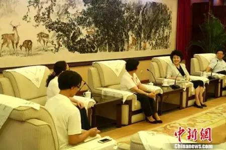 裘援平與小記者們親切交流 裘援平與小記者們親切交流