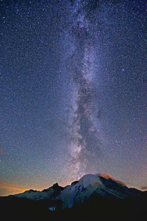 周煥新半夜獨自一人在華盛頓州國家公園Mountain Rainer拍的銀河,。 (美國《僑報》)