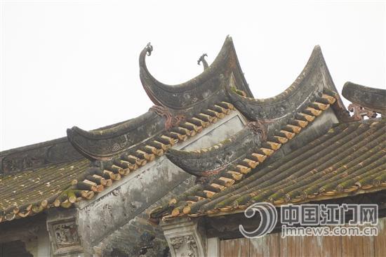 祠堂層面船脊布瓦,,綠琉璃剪邊,,顯得平實(shí)、厚重而又大氣,。 祠堂層面船脊布瓦,,綠琉璃剪邊,,顯得平實(shí)、厚重而又大氣,。