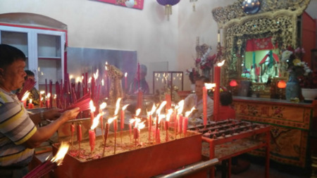 民眾焚香祭拜關(guān)帝 民眾焚香祭拜關(guān)帝