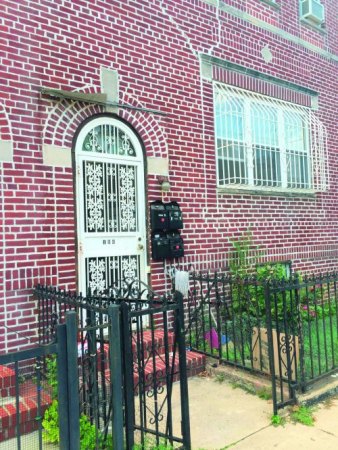 布魯克林賓臣墟區(qū)華男在公寓門前暴打女友老父,，被警方抓捕控罪,。(美國(guó)僑報(bào))