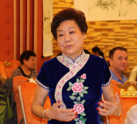 康妮在其書畫藝術(shù)展中演講,。(美國(guó)《世界日?qǐng)?bào)》/俞國(guó)梁 攝) 康妮在其書畫藝術(shù)展中演講。(美國(guó)《世界日?qǐng)?bào)》/俞國(guó)梁 攝)