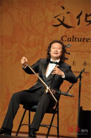 二胡演奏家權(quán)磊激情演奏《新賽馬》。(美國《僑報》/何心怡 攝) 二胡演奏家權(quán)磊激情演奏《新賽馬》,。(美國《僑報》/何心怡 攝)