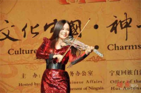 著名歌唱家郭蓉拉唱《長江之歌》,、《紅旗飄飄》。 著名歌唱家郭蓉拉唱《長江之歌》、《紅旗飄飄》,。