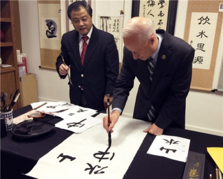 馬克·考夫曼手握毛筆書(shū)寫(xiě)漢字(美國(guó)《中美郵報(bào)》) 馬克·考夫曼手握毛筆書(shū)寫(xiě)漢字(美國(guó)《中美郵報(bào)》)