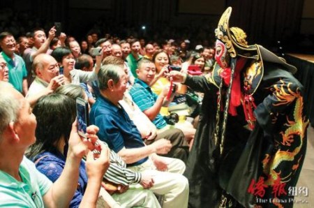 《變臉》表演者馬斌當(dāng)著一位觀眾的面變成了孫大圣,。(美國(guó)《僑報(bào)》/賈玉璇 攝) 《變臉》表演者馬斌當(dāng)著一位觀眾的面變成了孫大圣。(美國(guó)《僑報(bào)》/賈玉璇 攝)