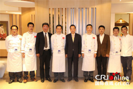 李瑞宇大使與廚師們合影 李瑞宇大使與廚師們合影