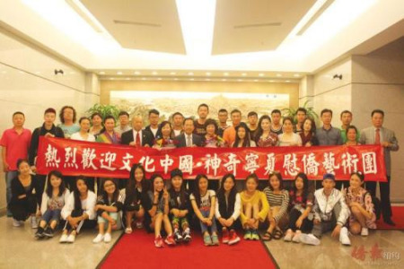 “文化中國·神奇寧夏”演出團29日抵達紐約,。(美國《僑報》/林菁 攝) “文化中國·神奇寧夏”演出團29日抵達紐約,。(美國《僑報》/林菁 攝)