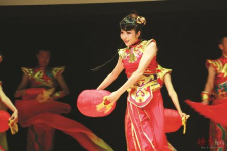 舞蹈《節(jié)日歡慶》,。(美國《僑報》/賈玉璇 攝) 舞蹈《節(jié)日歡慶》。(美國《僑報》/賈玉璇 攝)