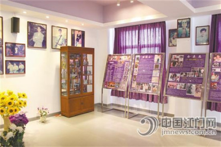 陳百強紀念館內存放著陳百強歷年的獲獎獎牌,、獎杯和代表唱片。 陳百強紀念館內存放著陳百強歷年的獲獎獎牌、獎杯和代表唱片,。