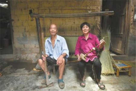 蒲江公議村目前只剩王文清(左),、王巧珍一家人還在手工編席,他們打算將庫存的藺草用完后就停止制作,。 蒲江公議村目前只剩王文清(左),、王巧珍一家人還在手工編席,他們打算將庫存的藺草用完后就停止制作,。