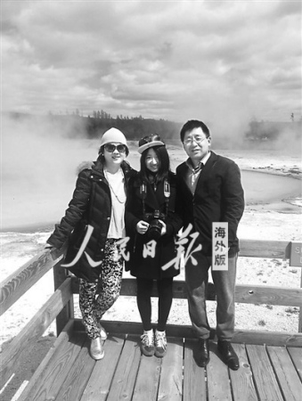 李紫薇和她的爸爸媽媽在美國(guó)黃石公園的一個(gè)噴泉前合影,。這是李紫薇在美國(guó)和爸爸媽媽合照的第一張照片,父母在兩邊親密地簇?fù)碇鴭尚】蓯?ài)的李紫薇,。作為攝影師的爸爸也終于出現(xiàn)在了鏡頭面前,。 李紫薇和她的爸爸媽媽在美國(guó)黃石公園的一個(gè)噴泉前合影。這是李紫薇在美國(guó)和爸爸媽媽合照的第一張照片,,父母在兩邊親密地簇?fù)碇鴭尚】蓯?ài)的李紫薇。作為攝影師的爸爸也終于出現(xiàn)在了鏡頭面前,。