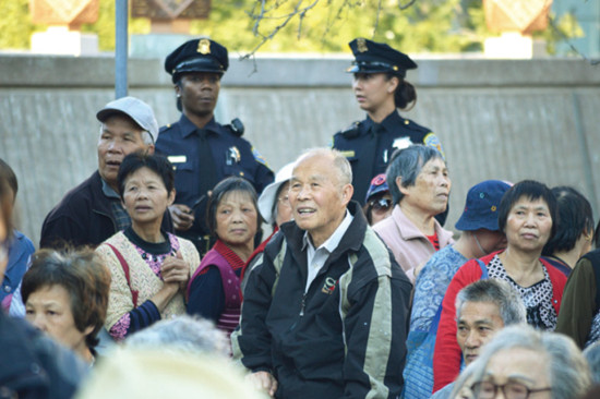 許多華裔老人參加華埠安全夜活動(dòng),，警局上下警員都出席，促進(jìn)警民關(guān)系,。(記者李秀蘭／攝影)