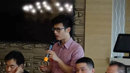 華裔青年會(huì)長(zhǎng)王瑞建言。(法國(guó)《歐洲時(shí)報(bào)》/孔帆 攝) 華裔青年會(huì)長(zhǎng)王瑞建言,。(法國(guó)《歐洲時(shí)報(bào)》/孔帆 攝)