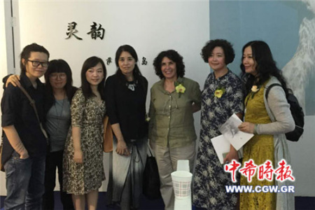 希臘攝影師澤麗和中國女詩人們在展覽會開幕式上 希臘攝影師澤麗和中國女詩人們在展覽會開幕式上