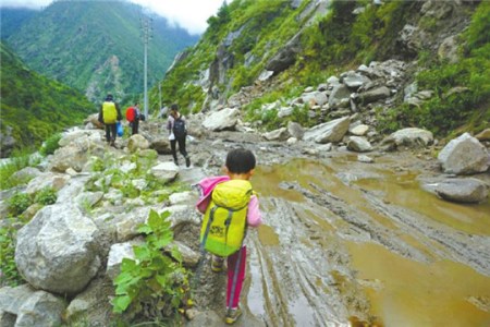 前往尼泊爾途中的泥濘路,。