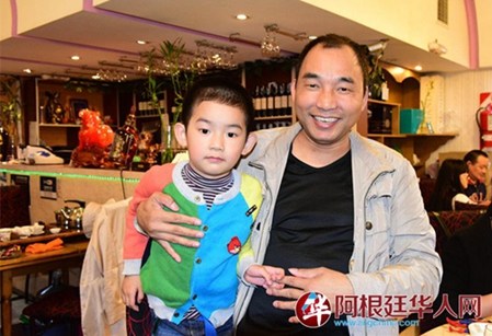 旅阿僑胞愉快的心情溢于言表,。 旅阿僑胞愉快的心情溢于言表,。