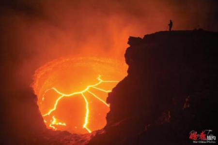 窺探地獄之門——基拉韋厄火山口。（美國《僑報》）