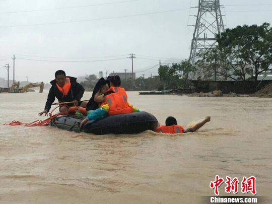 消防官兵利用橡皮艇救助受災(zāi)民眾,，由于水中無(wú)法前行,，官兵跳入水中拉著皮筏前進(jìn)。消防供圖