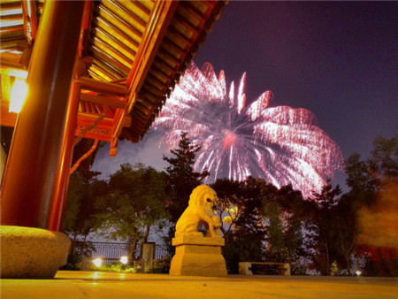 煙花表演與中國靜園相得益彰,。(李民 姜佩璋 攝) 煙花表演與中國靜園相得益彰。(李民 姜佩璋 攝)