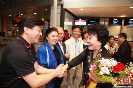 當?shù)貢r間9月21日晚,，中國國務(wù)院僑辦主任裘援平（右一）乘機抵達加拿大蒙特利爾皮埃爾·埃利奧特·特魯多國際機場,，慰問當?shù)貎S胞，開展僑務(wù)工作,。裘援平在機場受到當?shù)貎S胞熱烈歡迎,。<a target='_blank' >中新社</a>記者 徐長安 攝