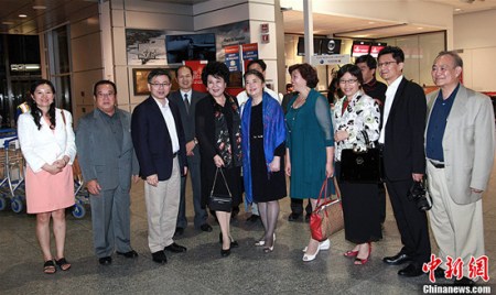 中國駐蒙特利爾總領(lǐng)事彭驚濤（左三）到機場迎接,。<a target='_blank' >中新社</a>記者 徐長安 攝