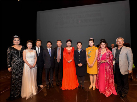部分演員和領(lǐng)導(dǎo)合影。(新西蘭華星藝術(shù)團(tuán)供圖) 部分演員和領(lǐng)導(dǎo)合影。(新西蘭華星藝術(shù)團(tuán)供圖)